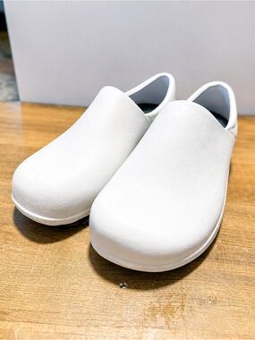 Dawgs UltraLite Slip-Resistant Clogs W10